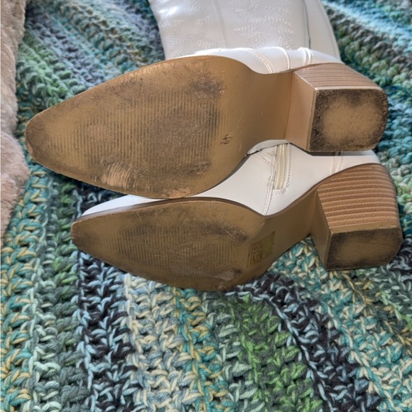 Dream Paris White Cowboy Boot - Picture 4 of 4